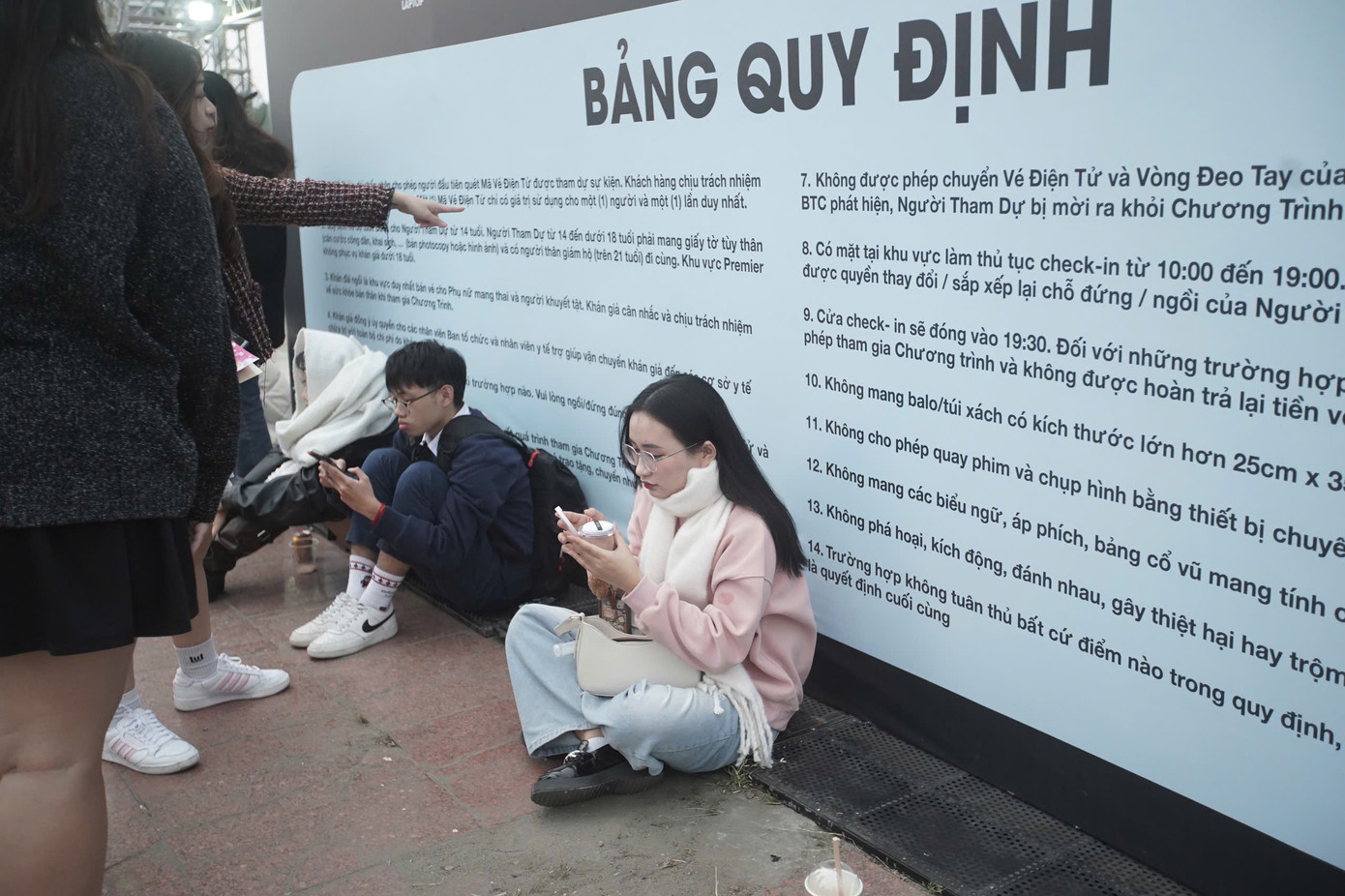 Sau khi đổ về sân vận động Mỹ Đình, giới trẻ ngồi quanh khu vực ngoài sân khấu, chờ thêm hai tiếng để vào trong xem concert Anh trai say hi.