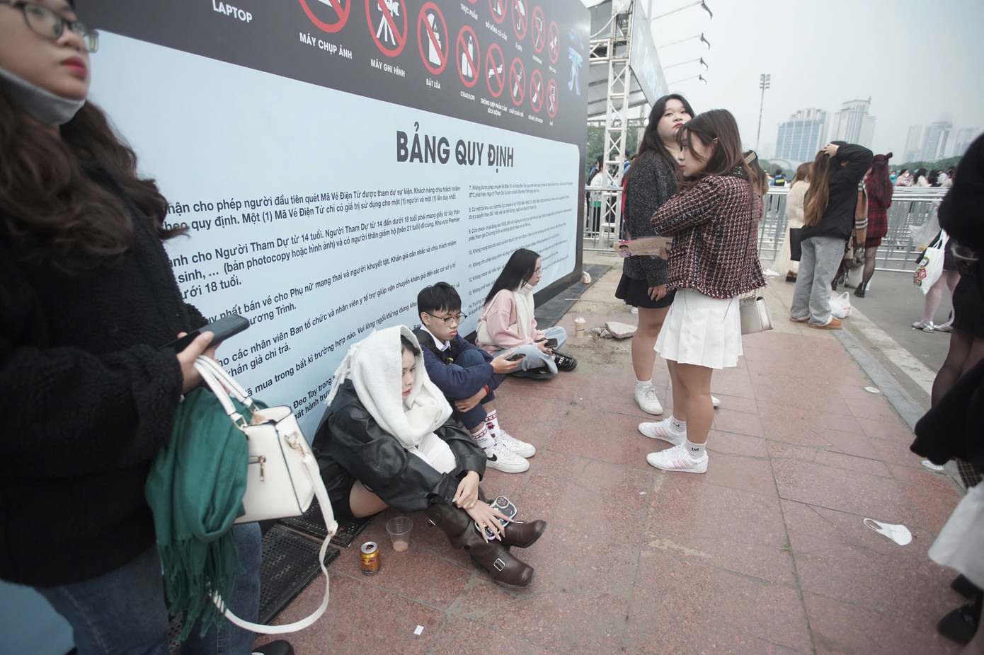 Sau khi đổ về sân vận động Mỹ Đình, giới trẻ ngồi quanh khu vực ngoài sân khấu, chờ thêm hai tiếng để vào trong xem concert Anh trai say hi.