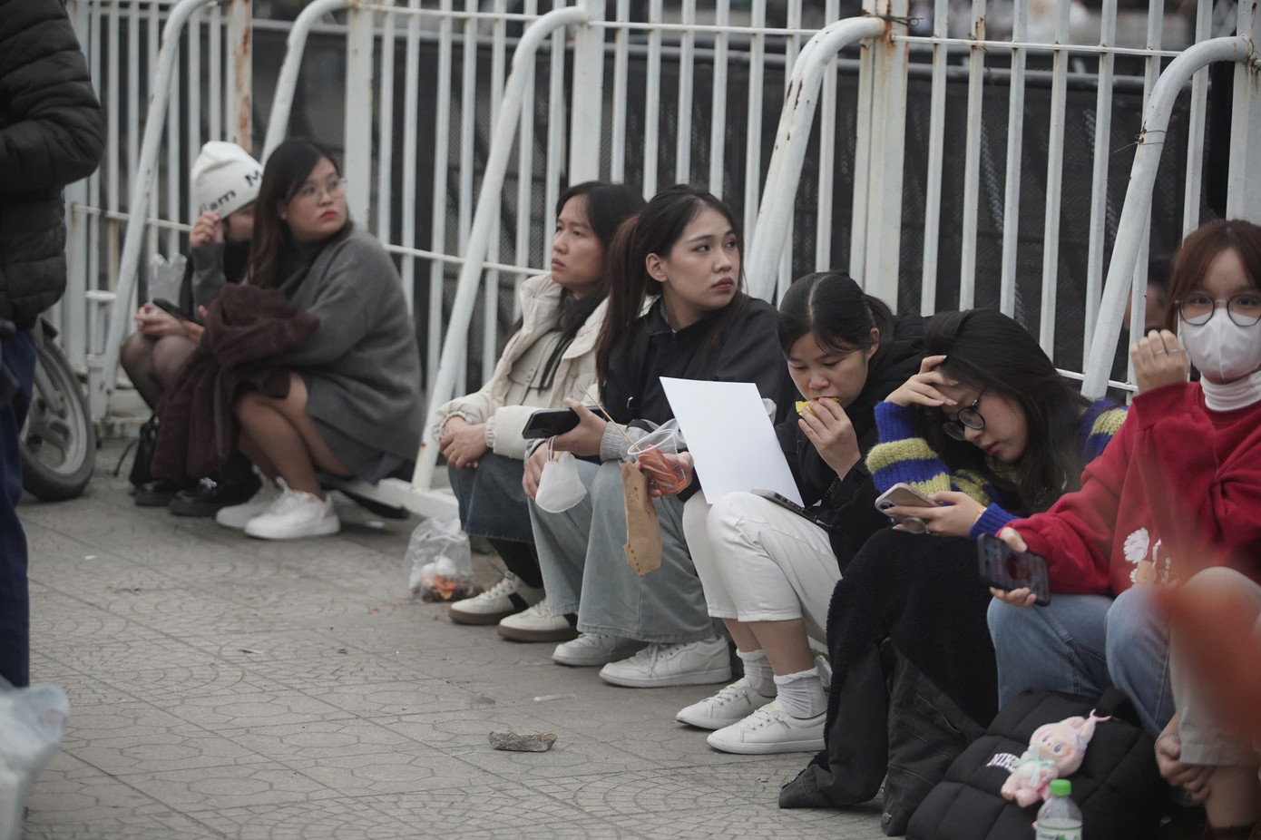 Hàng rào chắn trở thành ghế ngồi tạm của fan 30 anh trai.