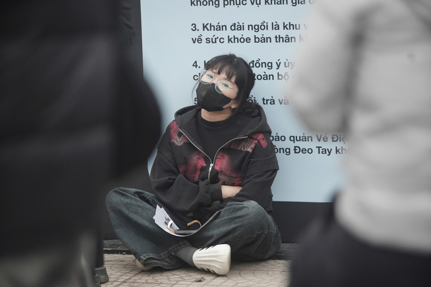 Loạt ảnh ghi lại cảnh giới trẻ ngồi quanh khu vực gần chỗ check-in. Khi được hỏi về việc nhiều người bất chấp cái lạnh của thời tiết Hà Nội, xếp hàng từ 5h sáng ở sân Mỹ Đình, Lan Hương (24 tuổi, Tuyên Quang) nói đó là quyền tự do của mỗi người. &quot;Tôi mua vé ngồi nên không áp lực chuyện xếp hàng. Các bạn xếp hàng từ 5h sáng chủ yếu là mua vé đứng, đến sớm để giành chỗ đẹp&quot;, cô nói.