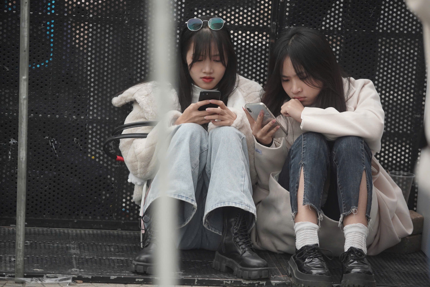 Loạt ảnh ghi lại cảnh giới trẻ ngồi quanh khu vực gần chỗ check-in. Khi được hỏi về việc nhiều người bất chấp cái lạnh của thời tiết Hà Nội, xếp hàng từ 5h sáng ở sân Mỹ Đình, Lan Hương (24 tuổi, Tuyên Quang) nói đó là quyền tự do của mỗi người. &quot;Tôi mua vé ngồi nên không áp lực chuyện xếp hàng. Các bạn xếp hàng từ 5h sáng chủ yếu là mua vé đứng, đến sớm để giành chỗ đẹp&quot;, cô nói.