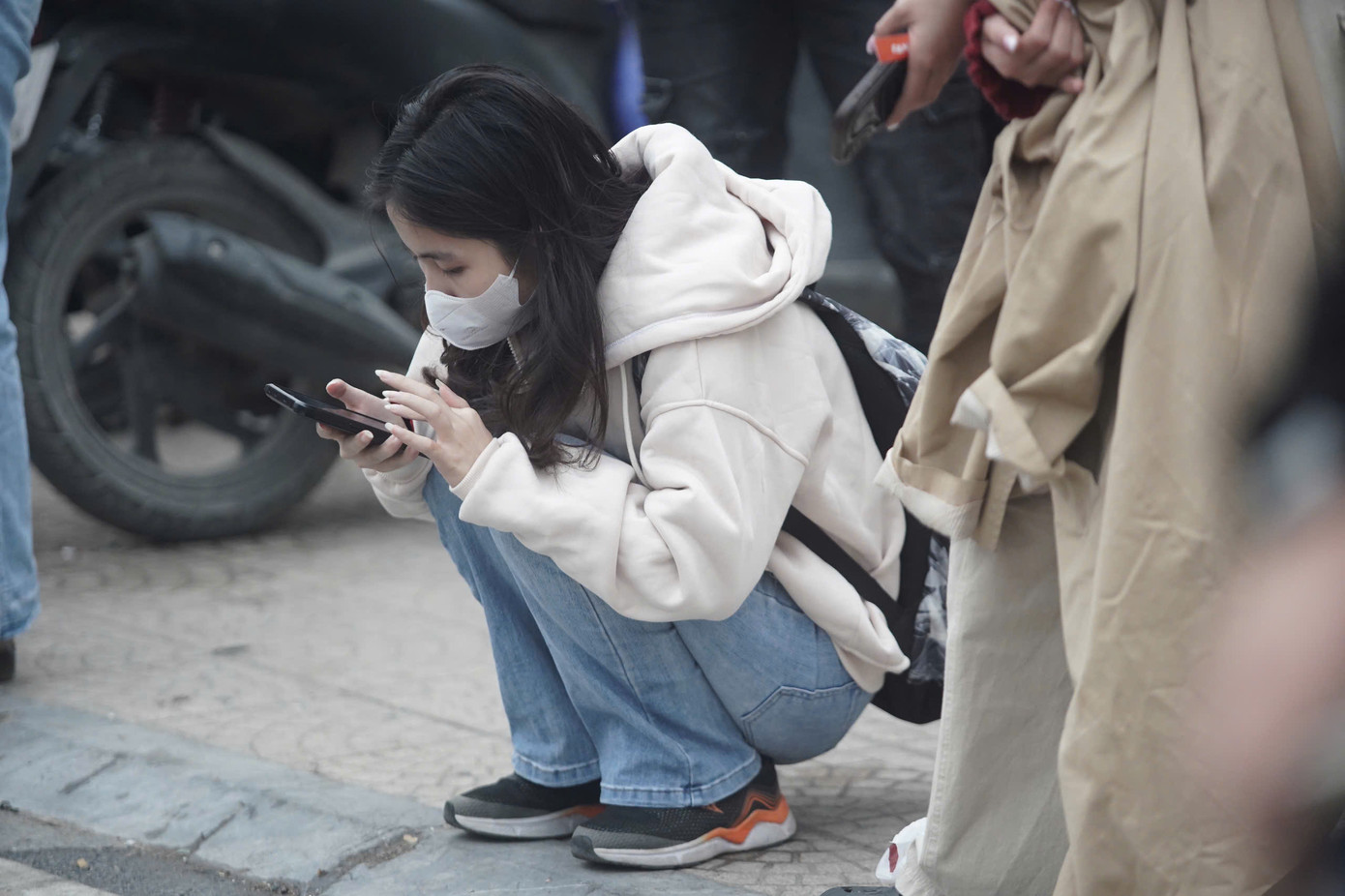 Loạt ảnh ghi lại cảnh giới trẻ ngồi quanh khu vực gần chỗ check-in. Khi được hỏi về việc nhiều người bất chấp cái lạnh của thời tiết Hà Nội, xếp hàng từ 5h sáng ở sân Mỹ Đình, Lan Hương (24 tuổi, Tuyên Quang) nói đó là quyền tự do của mỗi người. &quot;Tôi mua vé ngồi nên không áp lực chuyện xếp hàng. Các bạn xếp hàng từ 5h sáng chủ yếu là mua vé đứng, đến sớm để giành chỗ đẹp&quot;, cô nói.