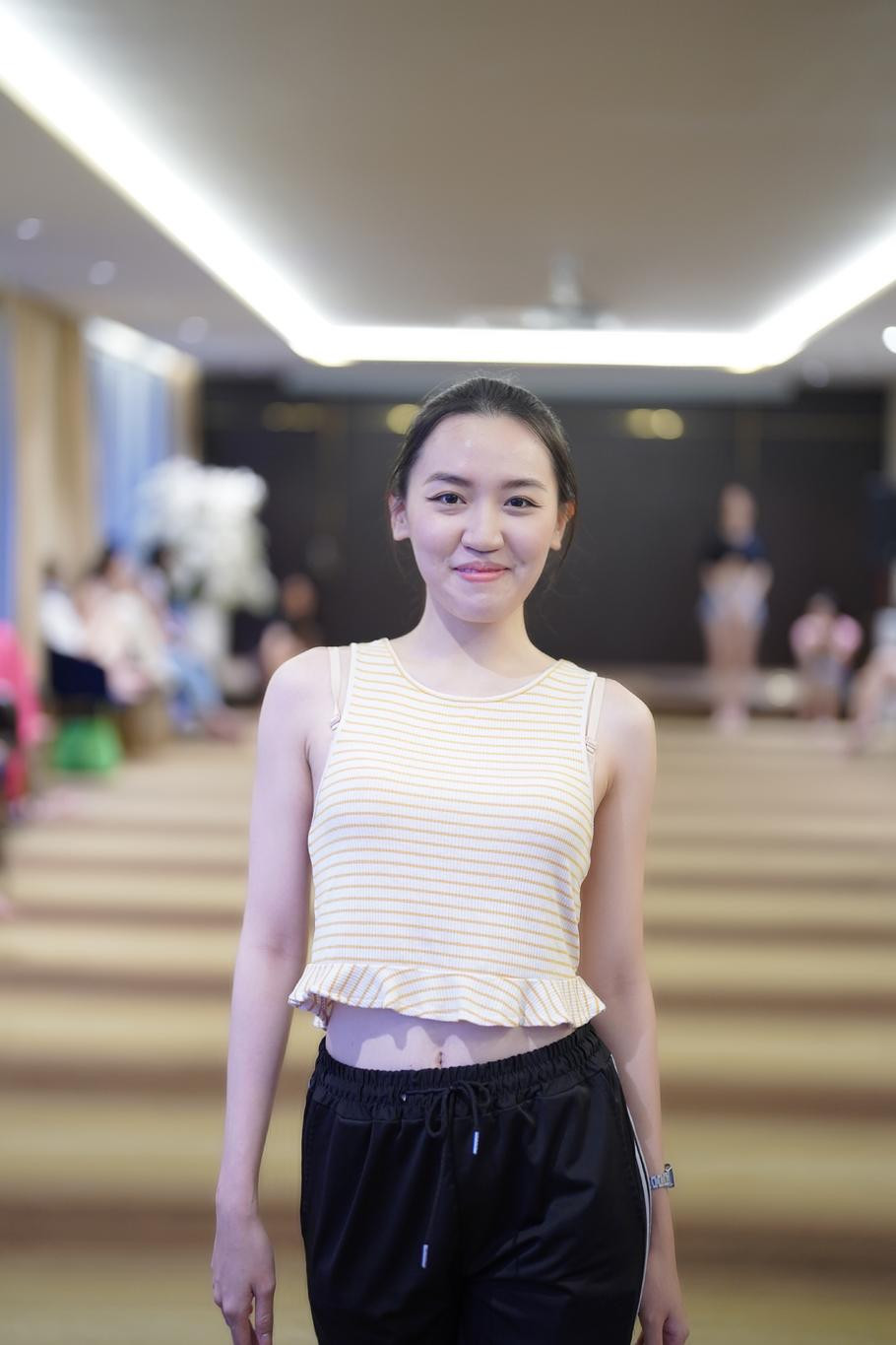 Ban đầu, thí sinh Tường Vi được huấn luyện viên nhận xét "catwalk như đang dỗi người yêu". Cô sau đó điều chỉnh được động bước đi, kiểm soát động tác tay chuẩn hoa hậu. Theo lời chuyên gia Kelvin Cao, việc nhận xét, góp ý hài hước nhằm xóa không khí mệt mỏi, áp lực của buổi tập. Ban đầu, thí sinh Tường Vi được huấn luyện viên nhận xét "catwalk như đang dỗi người yêu". Cô sau đó điều chỉnh được động bước đi, kiểm soát động tác tay chuẩn hoa hậu. Theo lời chuyên gia Kelvin Cao, việc nhận xét, góp ý hài hước nhằm xóa không khí mệt mỏi, áp lực của buổi tập.