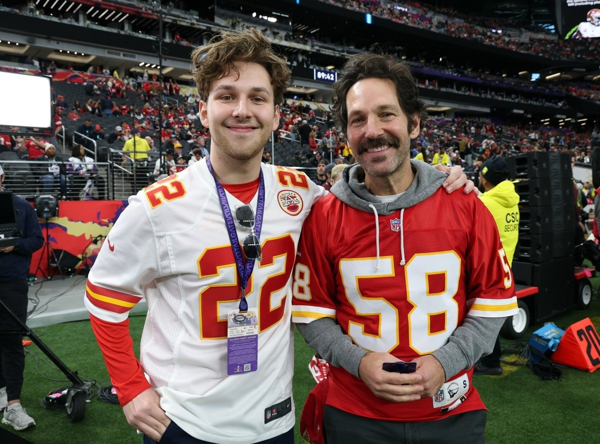 Nam diễn viên Paul Rudd và con trai Jack Sullivan Rudd mặc áo số, hóa thân thành cầu thủ Super Bowl. Nam diễn viên Paul Rudd và con trai Jack Sullivan Rudd mặc áo số, hóa thân thành cầu thủ Super Bowl.