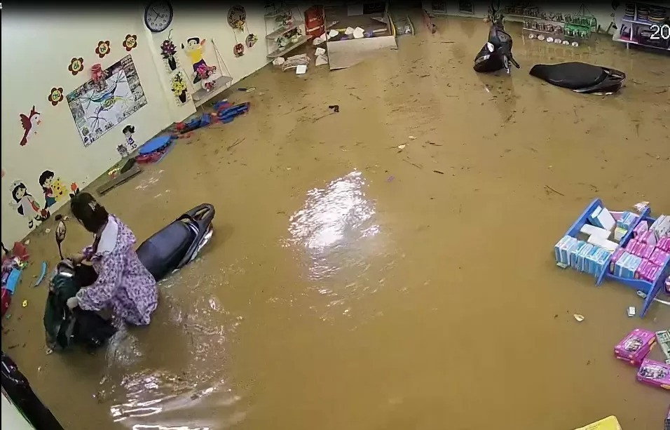 Cảnh ngập sâu bên trong trường Mầm non Hoa Ban (Ảnh: Cắt từ clip nhà trường).