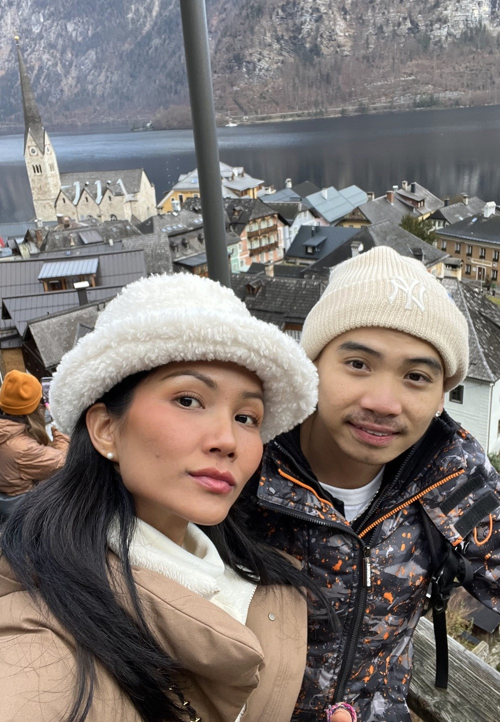 H&apos;Hen Niê và bạn trai quen nhau từ năm 2018, xác nhận hẹn hò năm 2019. Hai người hiếm khi chia sẻ ảnh chụp chung, nếu có, họ dùng sticker che mặt đối phương. Nguồn tin của Tiền Phong cho biết hai người yêu kín tiếng, luôn đồng hành cùng nhau trong công việc lẫn cuộc sống.