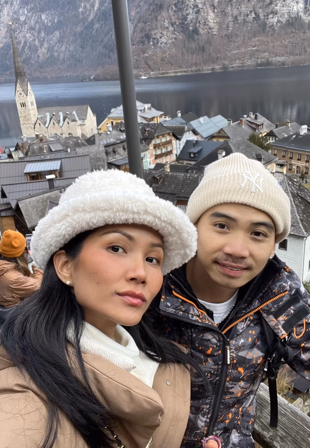 H'Hen Niê và bạn trai quen nhau từ năm 2018, xác nhận hẹn hò năm 2019. Hai người hiếm khi chia sẻ ảnh chụp chung, nếu có, họ dùng sticker che mặt đối phương. Nguồn tin của Tiền Phong cho biết hai người yêu kín tiếng, luôn đồng hành cùng nhau trong công việc lẫn cuộc sống.