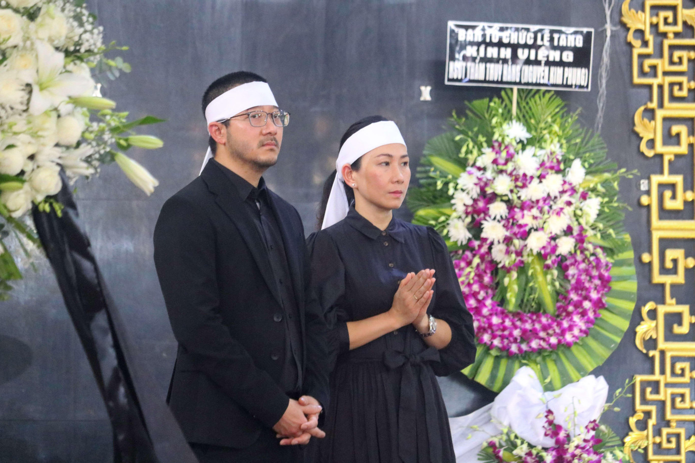 Hồi tháng 6, các con cháu từng về nước thăm Thẩm Thúy Hằng. Anh không ngờ đây là lần cuối được trực tiếp gặp mẹ. Trong lần gặp này, minh tinh một thời nói chuyện nhiều với con cháu và dặn dò mọi thứ. "Ai gần mẹ tôi đều cảm nhận được tình thương, dù là người thân trong gia đình hay là người ngoài. Chúng tôi rất trân trọng và cảm phục điều đó", con trai NSƯT Thẩm Thúy Hằng nói thêm. Hồi tháng 6, các con cháu từng về nước thăm Thẩm Thúy Hằng. Anh không ngờ đây là lần cuối được trực tiếp gặp mẹ. Trong lần gặp này, minh tinh một thời nói chuyện nhiều với con cháu và dặn dò mọi thứ. "Ai gần mẹ tôi đều cảm nhận được tình thương, dù là người thân trong gia đình hay là người ngoài. Chúng tôi rất trân trọng và cảm phục điều đó", con trai NSƯT Thẩm Thúy Hằng nói thêm.