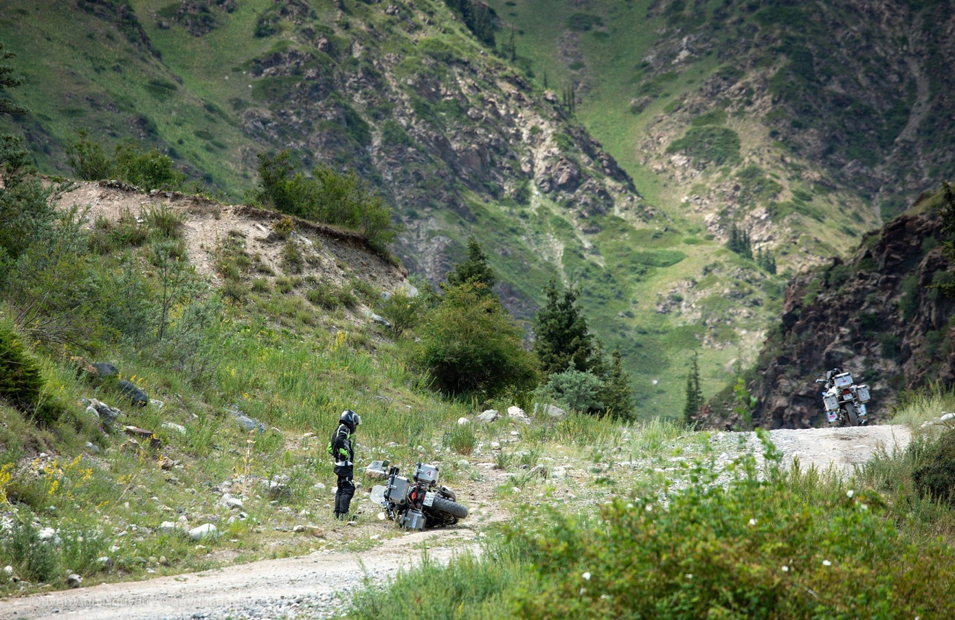 Ông Hùng ngã xe tại Trung Á vào tháng 7/2019.