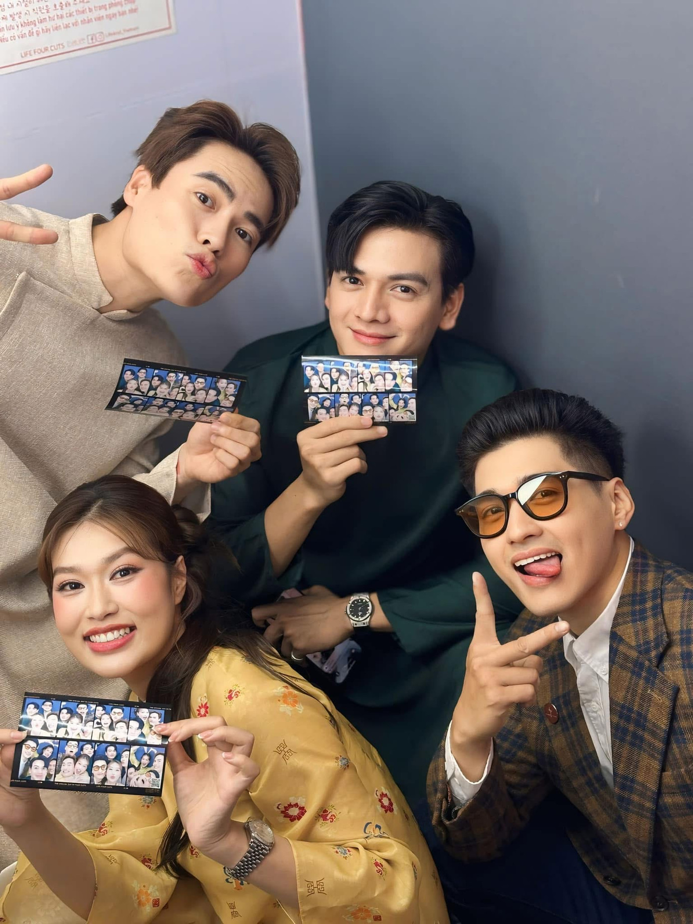 Đoàn Thiên Ân đăng loạt ảnh tương tác cùng Võ Tấn Phát và hai nam chính Nụ hôn bạc tỷ là Lê Xuân Tiền (áo dài xanh), Ma Ran Đô (vest sọc) trong ngày cuối dịp nghỉ Tết Ất Tỵ.