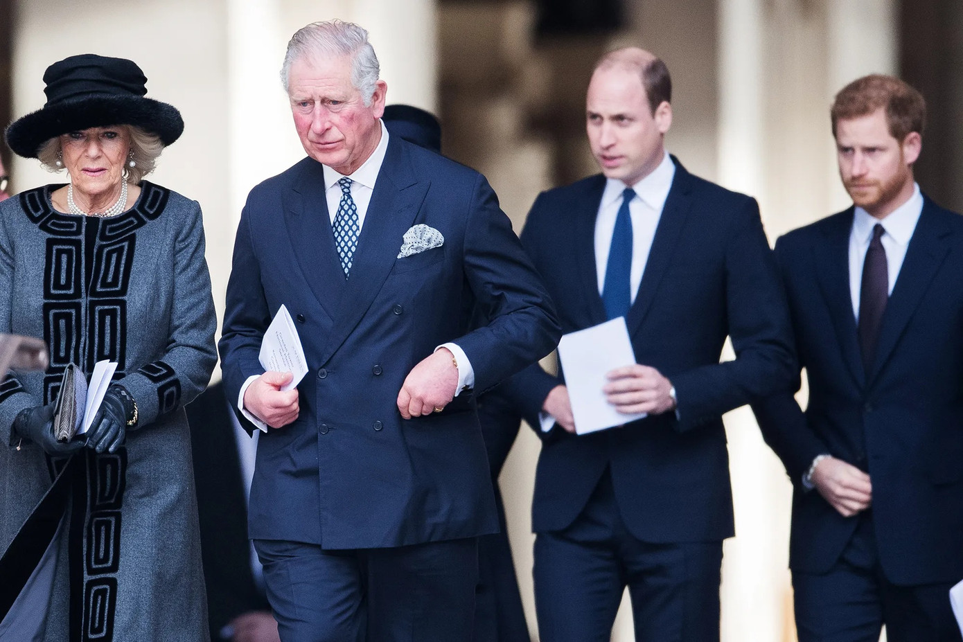 Charles mong muốn hai con trai cùng xuất hiện trong lễ đăng quang. Charles mong muốn hai con trai cùng xuất hiện trong lễ đăng quang.