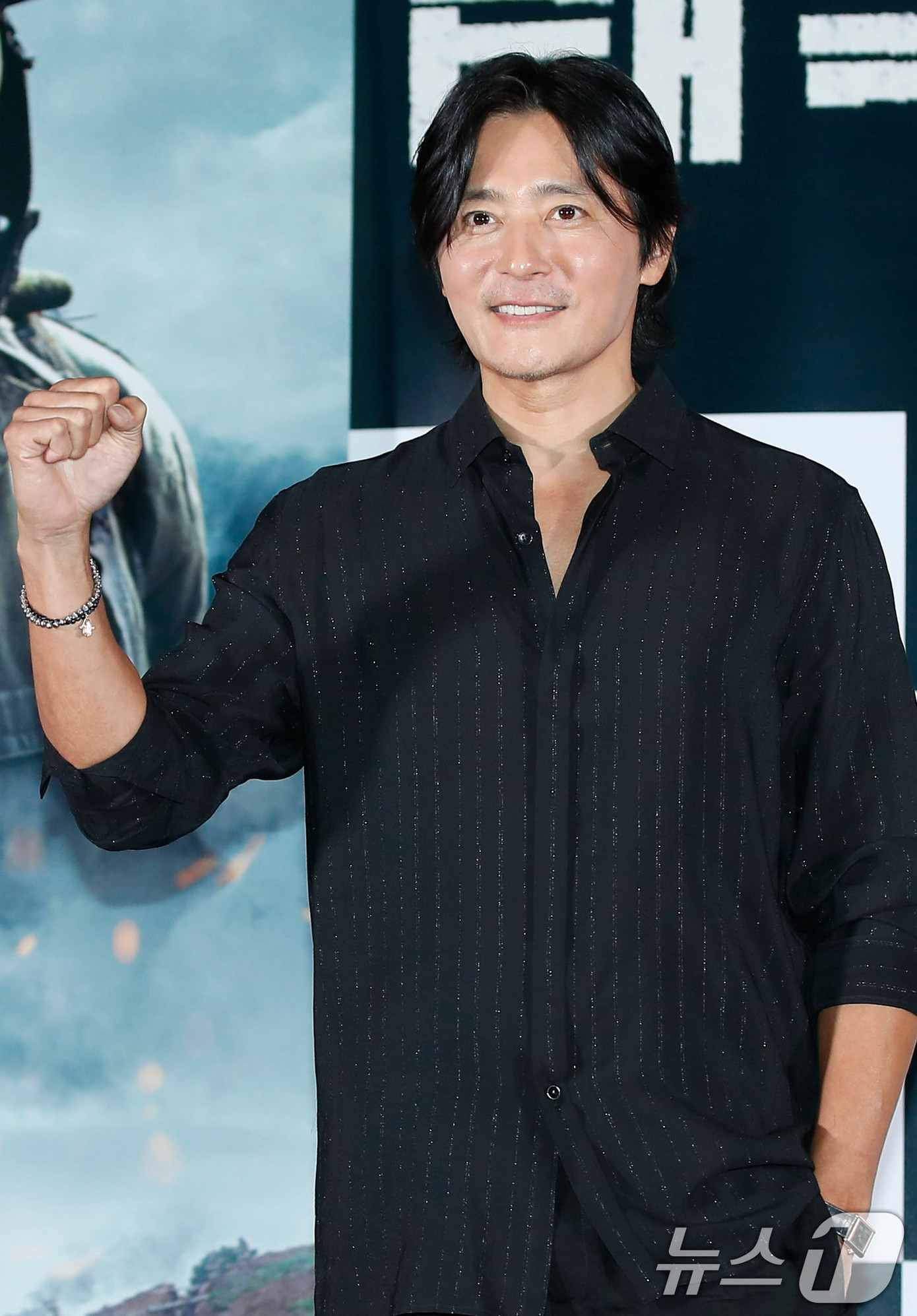 Jang Dong Gun nói anh không dám tin đã 20 năm kể từCờ Thái cực giương cao ra mắt. &quot;Việc chiếu lại bộ phim này rất ý nghĩa. Trong số các phim tôi đóng, ít có tác phẩm để tôi xem cùng con. Nhưng lần này, tôi có thể đưa con trai ra rạp xem bộ phim tôi đóng từ 20 năm trước&quot;, nam diễn viên chia sẻ.