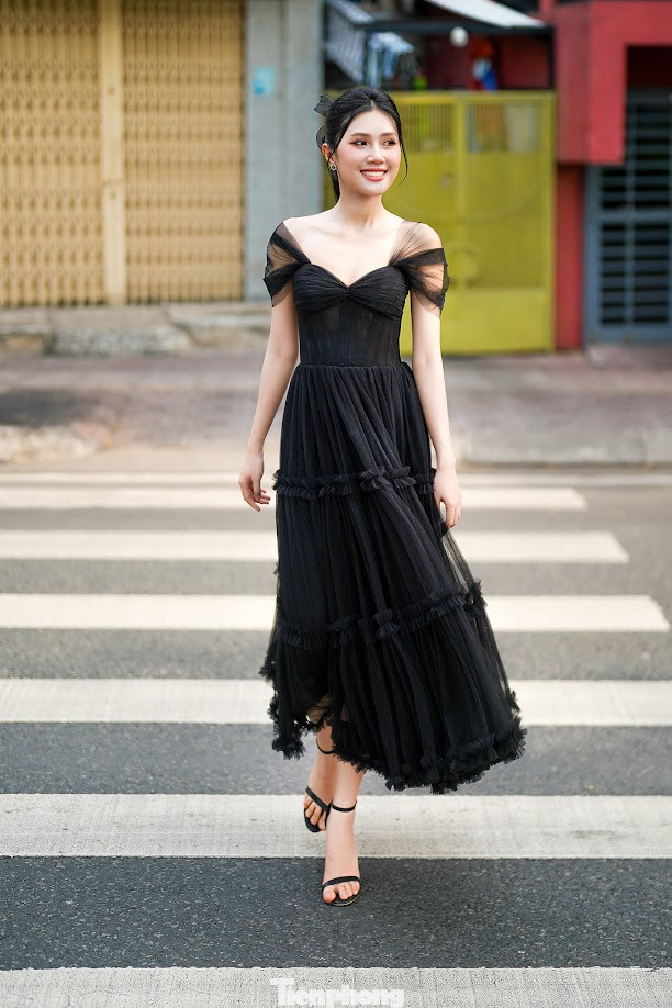 Đi thi Hoa hậu Việt Nam, điều Thùy Nhiên thấy ấm lòng nhất là mỗi ngày đều được mẹ gọi điện động viên. &quot;Mẹ chia sẻ không đặt nặng con gái đi sâu đến đâu, hay phải vào top bao nhiêu. Mẹ chỉ mong tôi tận hưởng hành trình thật tốt&quot;, cô gái sinh năm 2002 nói.