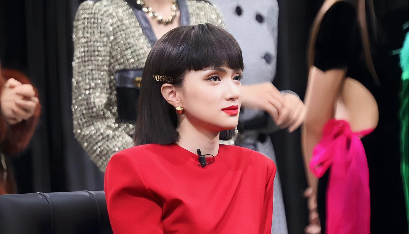 Show đánh dấu sự trở lại game show của Hồ Ngọc Hà, Thanh Hằng sau nhiều năm vắng bóng ghế nóng. Show đánh dấu sự trở lại game show của Hồ Ngọc Hà, Thanh Hằng sau nhiều năm vắng bóng ghế nóng.