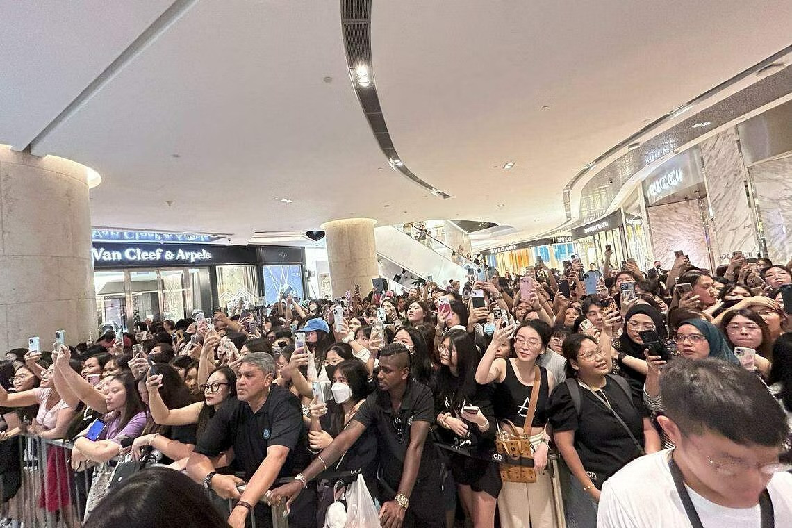 Bảo vệ đứng dàn hàng ngay lối chắn để ngăn người hâm mộ có hành động quá khích. Fan liên tục giơ điện thoại để chụp ảnh, ghi hình Song Hye Kyo. Trên mạng xã hội, fan Singapore khen Song Hye Kyo là "ngọc nữ không tuổi", "nét đẹp sang trọng"... trong trang phục mang phong thái hoàng gia. Cảnh tượng người dân xếp hàng xem Song Hye Kyo cũng trở thành đề tài được chú ý trên mạng với nhiều bình luận tương tác, chứng tỏ sức hút của ngọc nữ màn ảnh Hàn. Bảo vệ đứng dàn hàng ngay lối chắn để ngăn người hâm mộ có hành động quá khích. Fan liên tục giơ điện thoại để chụp ảnh, ghi hình Song Hye Kyo. Trên mạng xã hội, fan Singapore khen Song Hye Kyo là "ngọc nữ không tuổi", "nét đẹp sang trọng"... trong trang phục mang phong thái hoàng gia. Cảnh tượng người dân xếp hàng xem Song Hye Kyo cũng trở thành đề tài được chú ý trên mạng với nhiều bình luận tương tác, chứng tỏ sức hút của ngọc nữ màn ảnh Hàn.