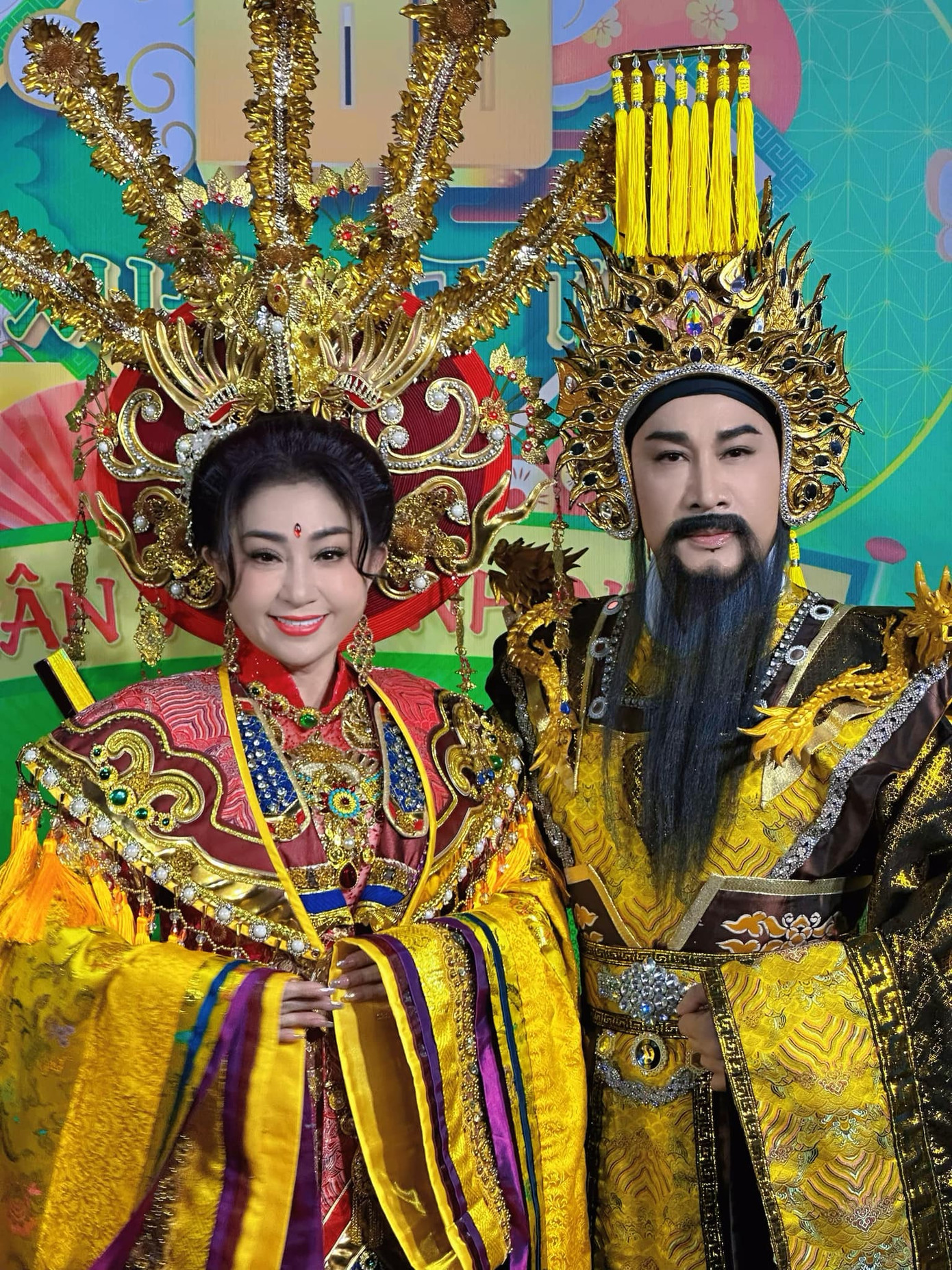 Tạo hình của Thoại Mỹ và dàn nghệ sĩ ở chương trình mừng năm mới Ất Tỵ. Tạo hình của Thoại Mỹ và dàn nghệ sĩ ở chương trình mừng năm mới Ất Tỵ.