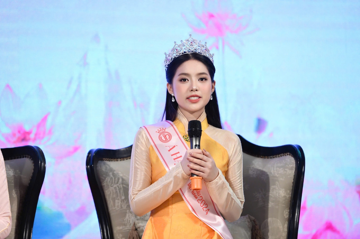 Á hậu Châu Anh được khán giả đánh giá cao về nhan sắc sau đêm đăng quang. Trên mạng xã hội, nhiều người nhận xét thiếu úy quân nhân &quot;xinh phát sáng&quot;, một trong những á hậu có vẻ đẹp ấn tượng nhất lịch sử cuộc thi Hoa hậu Việt Nam.