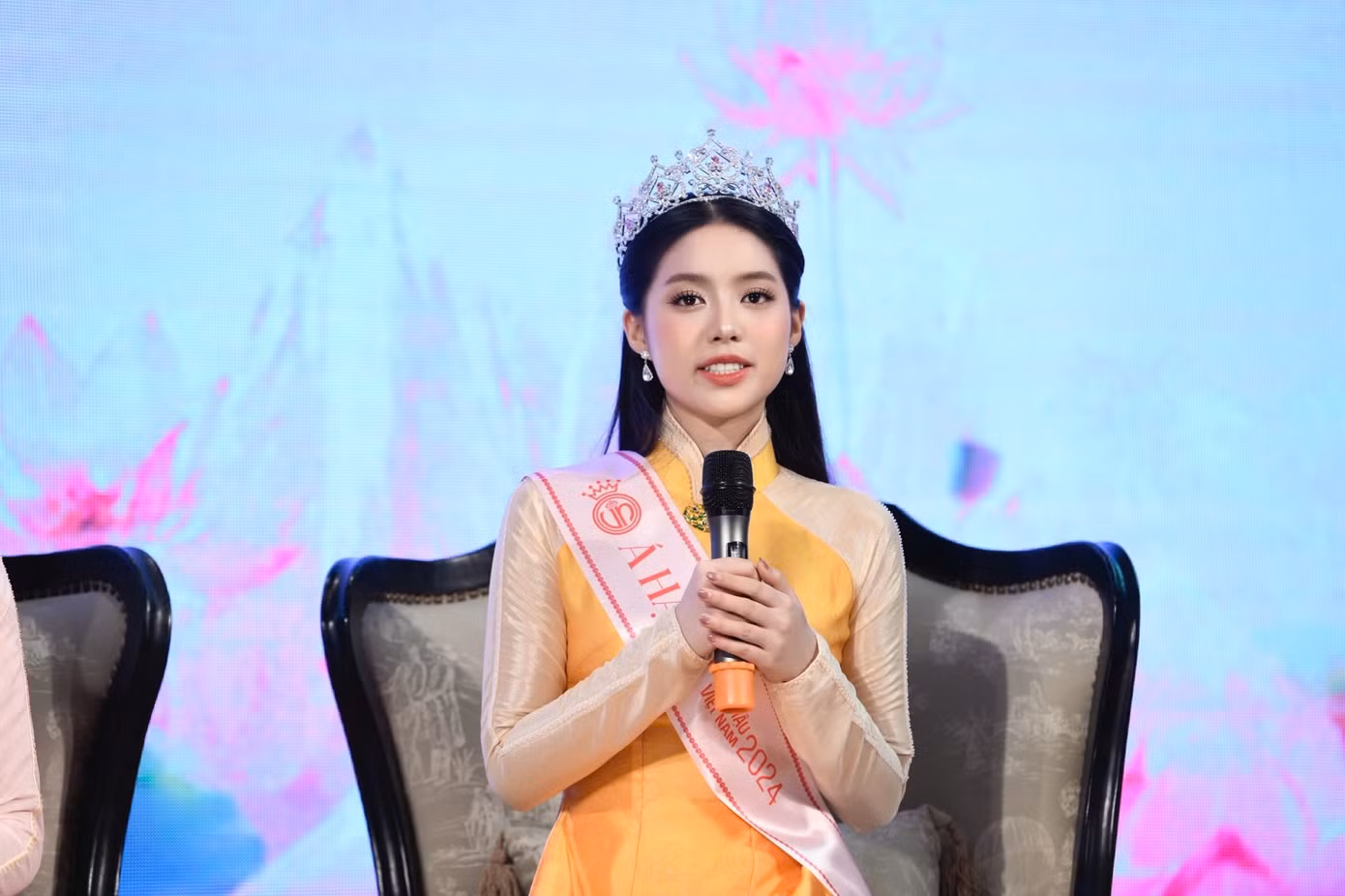 Á hậu Châu Anh được khán giả đánh giá cao về nhan sắc sau đêm đăng quang. Trên mạng xã hội, nhiều người nhận xét thiếu úy quân nhân "xinh phát sáng", một trong những á hậu có vẻ đẹp ấn tượng nhất lịch sử cuộc thi Hoa hậu Việt Nam.