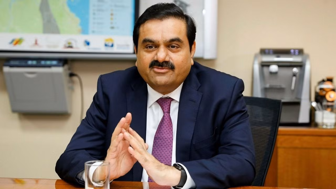 Năm 1988, ông thành lập công ty Adani Exports, tiền thân của Công ty cổ phần Adani Enterprises thuộc Tập đoàn Adani nổi tiếng Ấn Độ. Sau đó, ông Adani tiếp tục mua cảng thương mại Mundra - cảng biển tư nhân lớn nhất Ấn Độ, từng bước vươn mình trở thành tỷ phú châu Á và giàu nhất nhì thế giới. Năm 1988, ông thành lập công ty Adani Exports, tiền thân của Công ty cổ phần Adani Enterprises thuộc Tập đoàn Adani nổi tiếng Ấn Độ. Sau đó, ông Adani tiếp tục mua cảng thương mại Mundra - cảng biển tư nhân lớn nhất Ấn Độ, từng bước vươn mình trở thành tỷ phú châu Á và giàu nhất nhì thế giới.