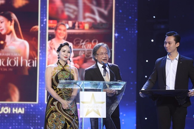 Nhạc sĩ - NSƯT Trần Vương Trạch công bố giải Bài hát của năm thuộc về Bên trên tầng lầu của Tăng Duy Tân. Tuy nhiên, nam ca sĩ không có mặt tại lễ trao giải.