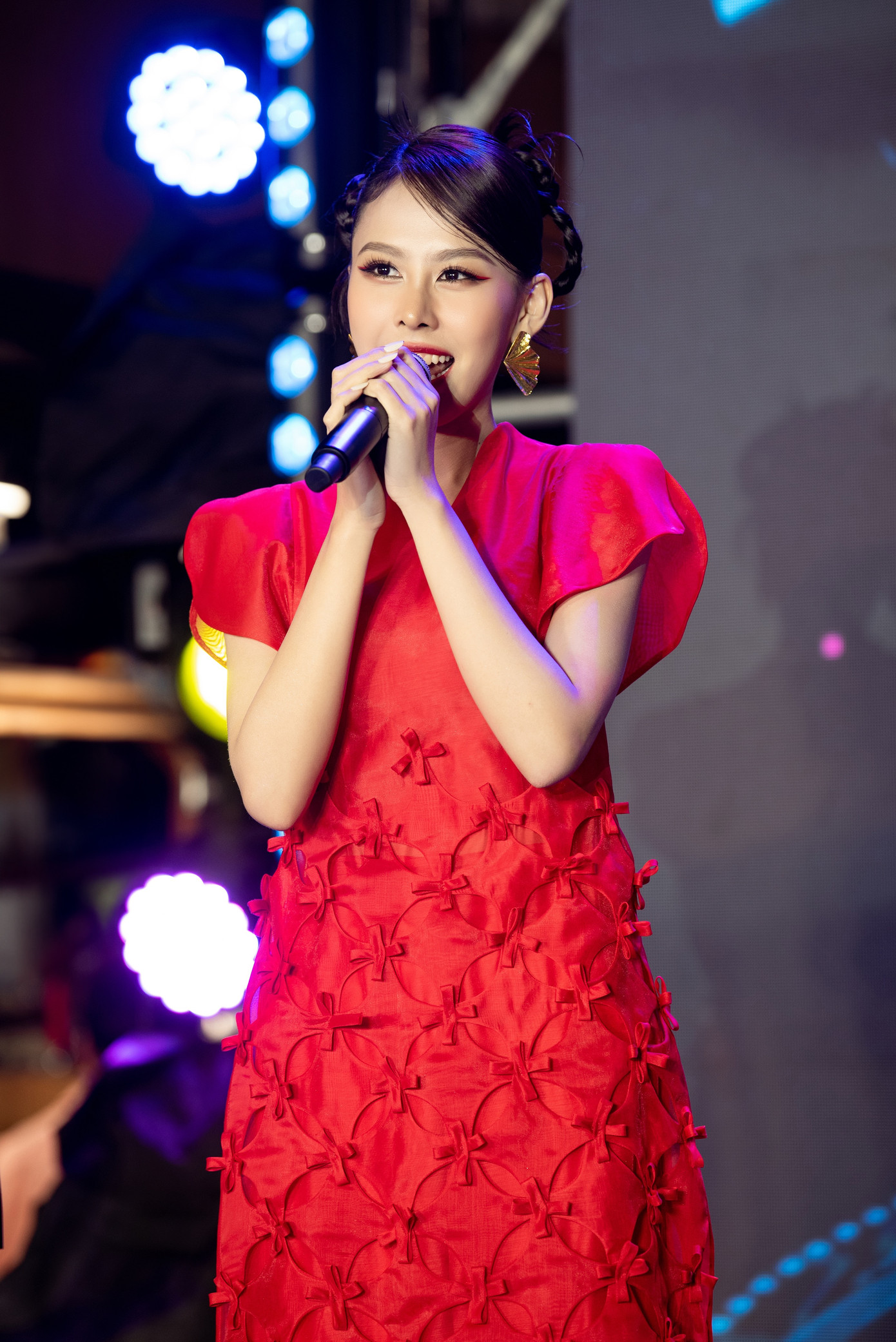 "Đây là hành trình Ngọc Hằng rất tự hào bởi mình đã mang hai chữ Việt Nam ra đấu trường quốc tế. Mong quý vị khán giả sẽ có một cái Tết thật trọn vẹn, nhiều niềm vui cùng với gia đình, bạn bè và người thân của mình", nàng hậu gửi lời chúc mừng trước thềm năm mới 2024, đồng thời gửi lời cám ơn đến ban tổ chức Hoa hậu Việt Nam, công ty quản lý và gia đình, người thân, ê-kíp đã đồng hành, hỗ trợ cô suốt chặng đường đã qua.