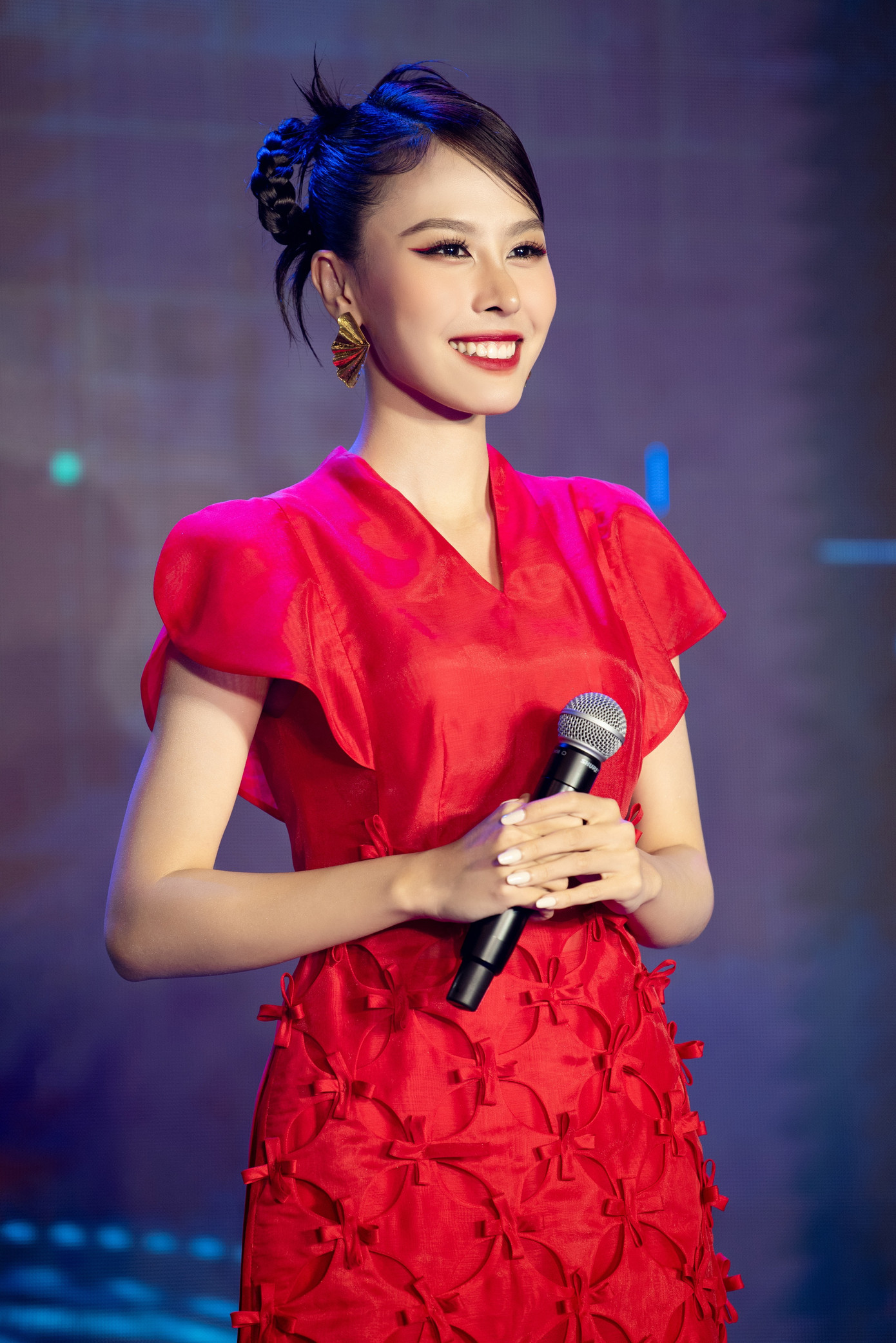 "Đây là hành trình Ngọc Hằng rất tự hào bởi mình đã mang hai chữ Việt Nam ra đấu trường quốc tế. Mong quý vị khán giả sẽ có một cái Tết thật trọn vẹn, nhiều niềm vui cùng với gia đình, bạn bè và người thân của mình", nàng hậu gửi lời chúc mừng trước thềm năm mới 2024, đồng thời gửi lời cám ơn đến ban tổ chức Hoa hậu Việt Nam, công ty quản lý và gia đình, người thân, ê-kíp đã đồng hành, hỗ trợ cô suốt chặng đường đã qua.