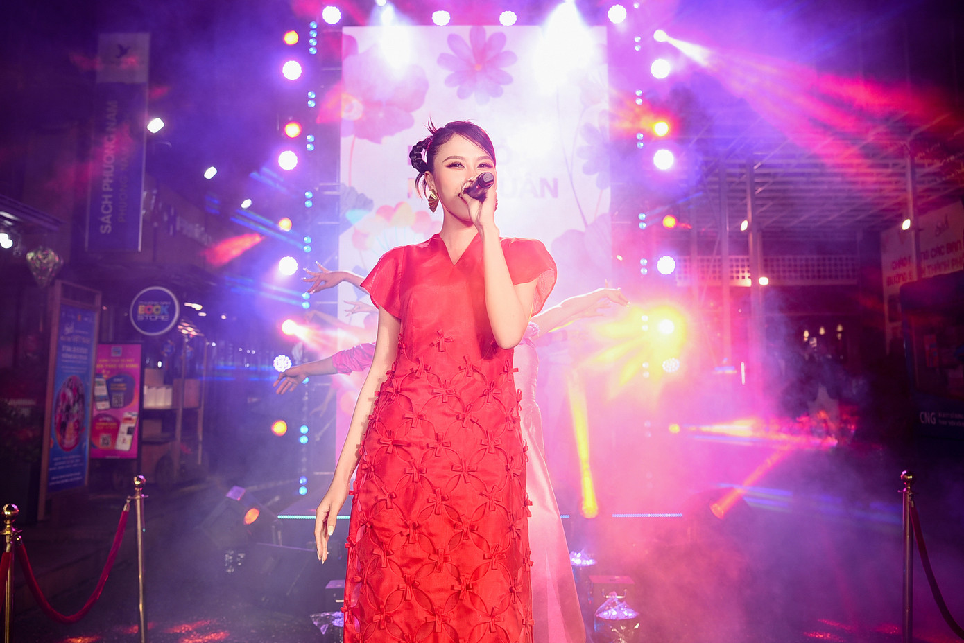 Người đẹp cũng gửi tặng những người theo dõi chương trình ca khúc Hoa cỏ mùa xuân, thể hiện khả năng ca hát và vũ đạo trong thời khắc người người chờ đón năm mới 2023.