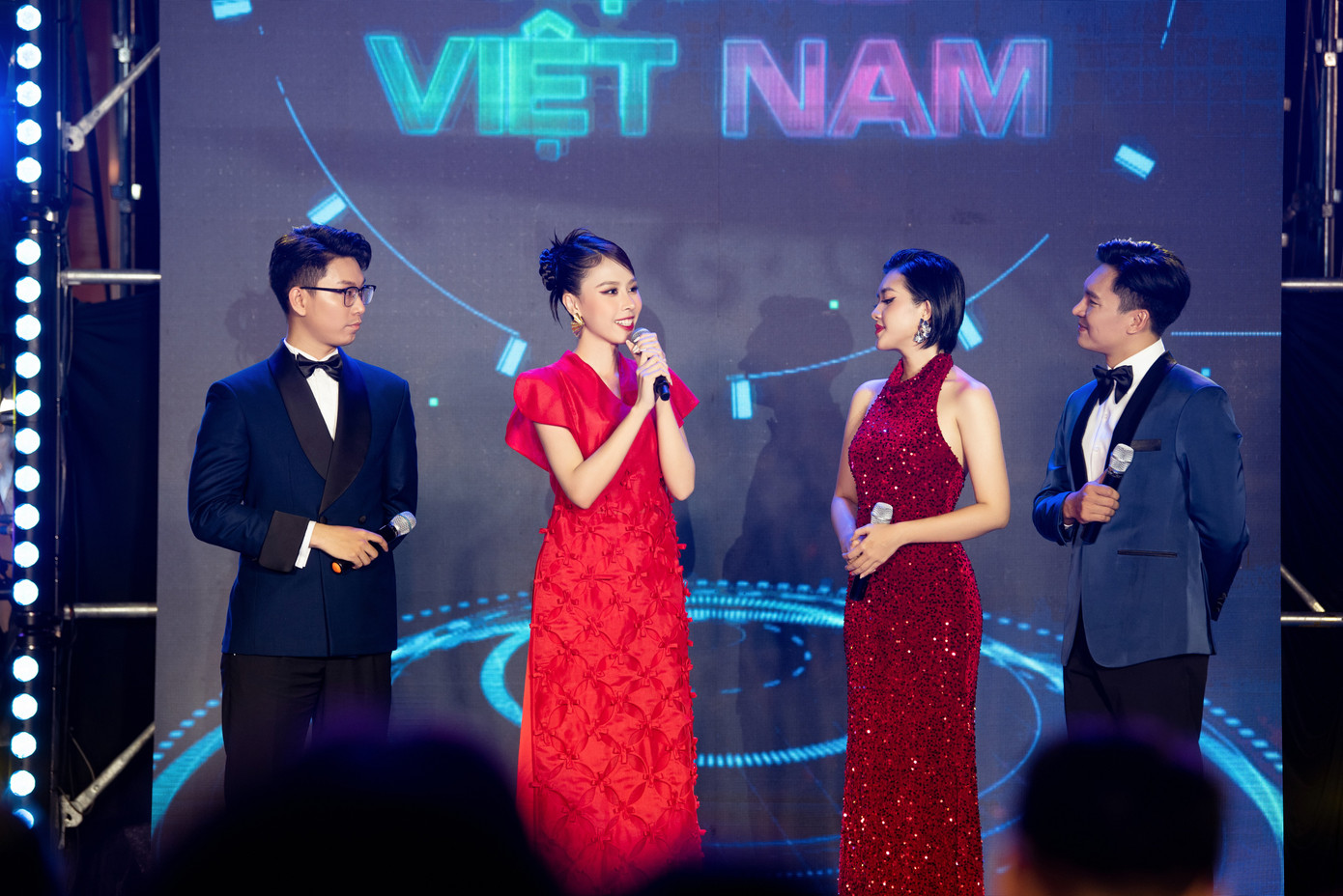 Trong phần giao lưu với các văn nghệ sĩ, đại sứ văn hóa đọc, Á hậu 2 Hoa hậu Liên lục địa 2023 Lê Nguyễn Ngọc Hằng chia sẻ suốt một năm vừa qua, cô đã có nhiều kỷ niệm, thăng trầm và đặc biệt là cột mốc nỗ lực để từ một Á hậu Hoa hậu Việt Nam trở thành Á hậu 2 Hoa hậu Liên lục địa, điều mà người đẹp không nghĩ có thể đạt được trước đó.