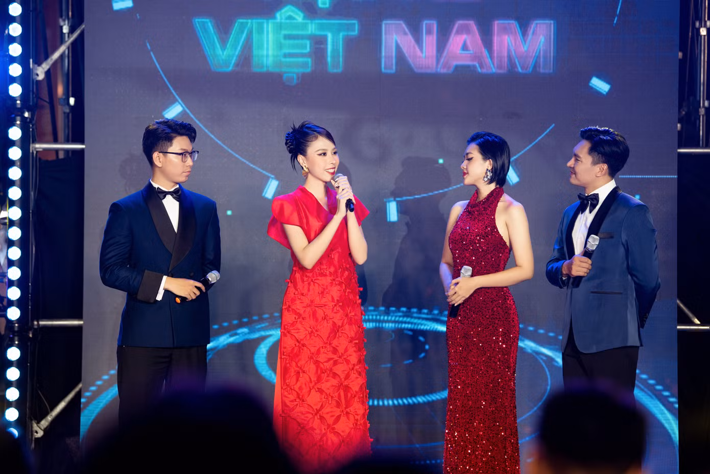 Trong phần giao lưu với các văn nghệ sĩ, đại sứ văn hóa đọc, Á hậu 2 Hoa hậu Liên lục địa 2023 Lê Nguyễn Ngọc Hằng chia sẻ suốt một năm vừa qua, cô đã có nhiều kỷ niệm, thăng trầm và đặc biệt là cột mốc nỗ lực để từ một Á hậu Hoa hậu Việt Nam trở thành Á hậu 2 Hoa hậu Liên lục địa, điều mà người đẹp không nghĩ có thể đạt được trước đó.