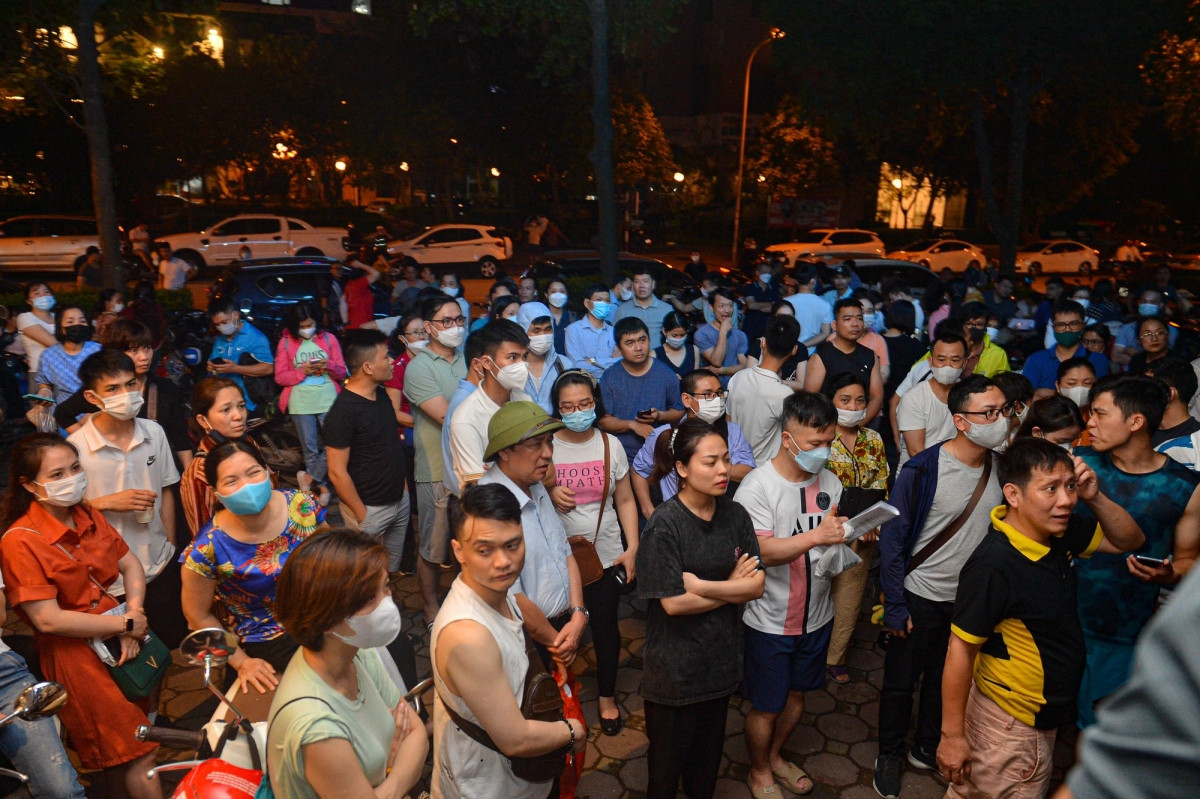 Hàng trăm người dân chờ đợi trước sảnh tòa nhà N09B1 khu đô thị Dịch Vọng nộp hồ sơ mua dự án nhà ở xã hội NHS Trung Văn.