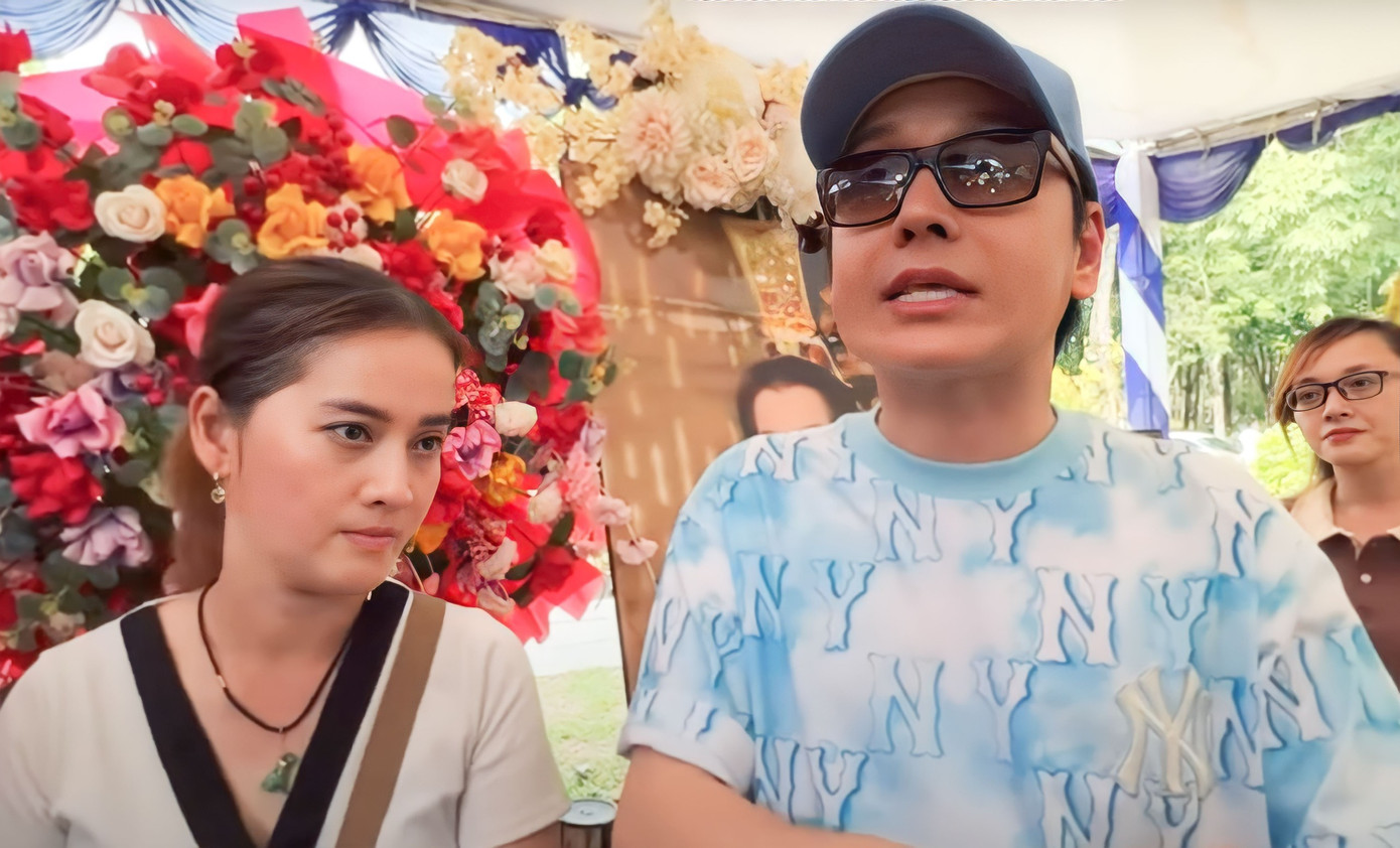 NSƯT Vũ Luân và Hồng Loan bức xúc tại mộ phần của NSƯT Vũ Linh. NSƯT Vũ Luân và Hồng Loan bức xúc tại mộ phần của NSƯT Vũ Linh.