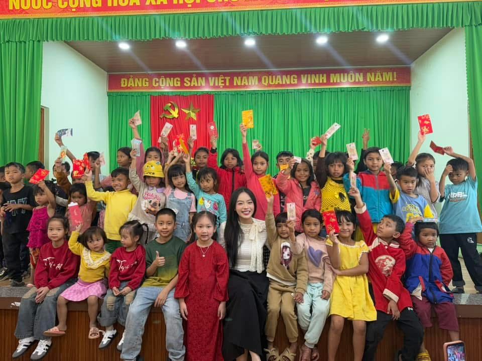 Sáng cùng ngày, Thanh Thủy đến thăm, tặng quà Tết và mừng tuổi cho các em bé dân tộc. Hoa hậu Quốc tế 2024 cho biết việc thăm em bé Cơ Tu dịp năm mới là &quot;hoạt động truyền thống, mỗi năm một lần&quot;.
