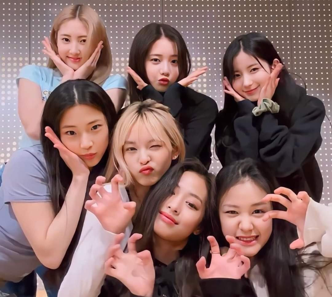 Đội hình của BABYMONSTER trước khi Ahyeon rời đi.