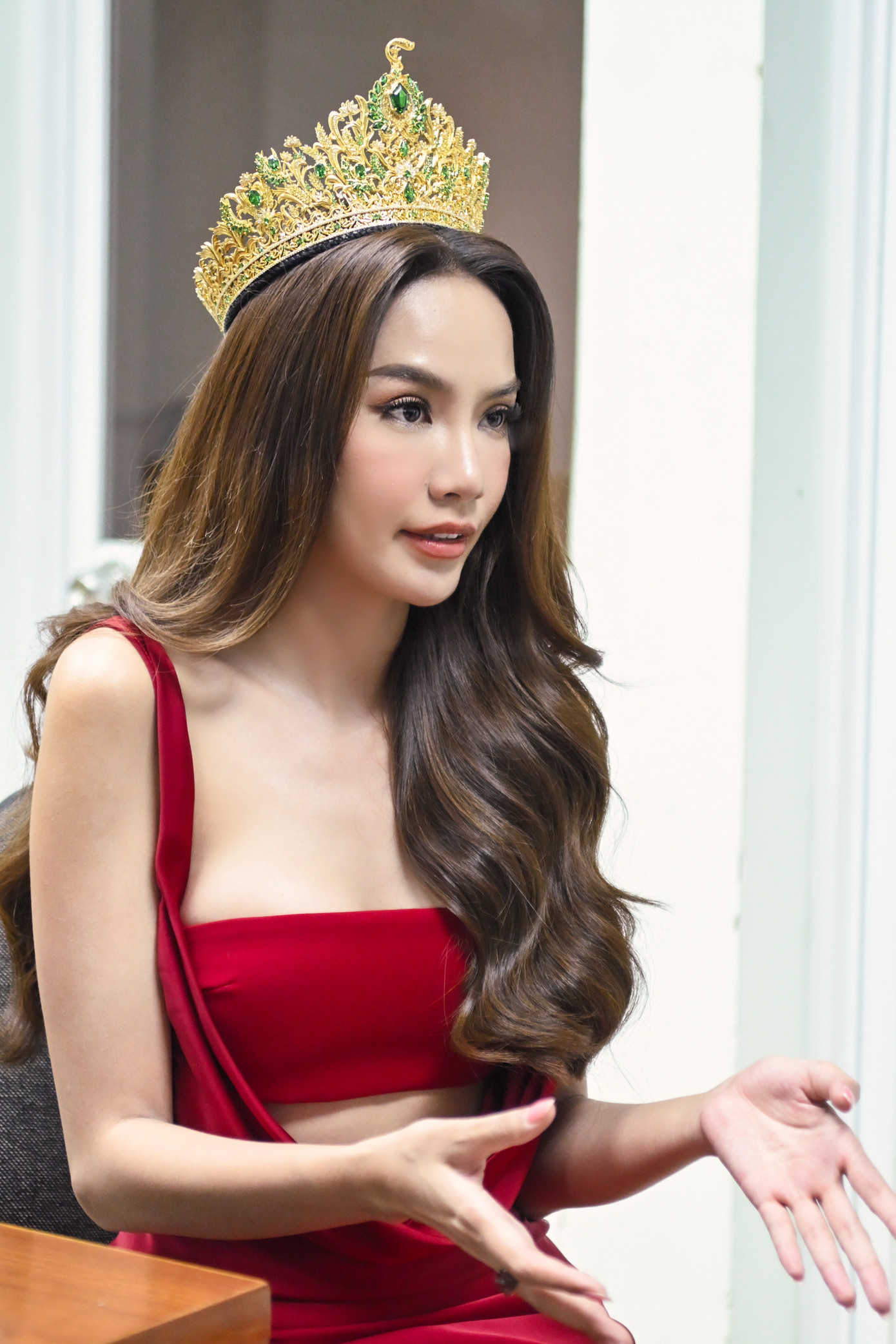 Tại buổi gặp gỡ với Tiền Phong ngay sau ngày đăng quang, Lê Hoàng Phương cho biết cô đang tận hưởng phút giây hạnh phúc khi đội vương miện. Người đẹp Khánh Hòa đạt thành tựu, có cơ hội thi quốc tế sau bốn năm tham gia các cuộc thi nhan sắc.