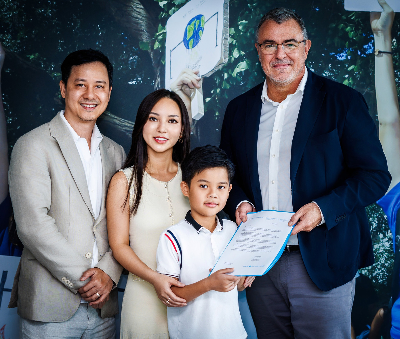 Gia đình Hannah Olala nhận thư cảm ơn từ ông Jorge Olague, Phó Giám đốc Văn phòng Quan hệ hợp tác với khối tư nhân của UNICEF.