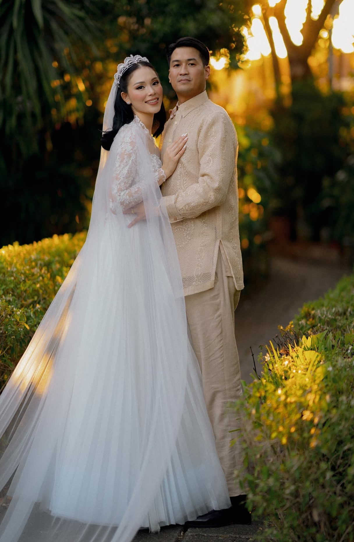 Khoảnh khắc Phillip Nguyễn mặc trang phục truyền thống của Philippines - nơi anh sinh ra và lớn lên. Trong khi đó, Linh Rin đội vương miện, voan gợi cảm. Bó hoa cưới nữ người mẫu cầm nặng đến 5 kg.