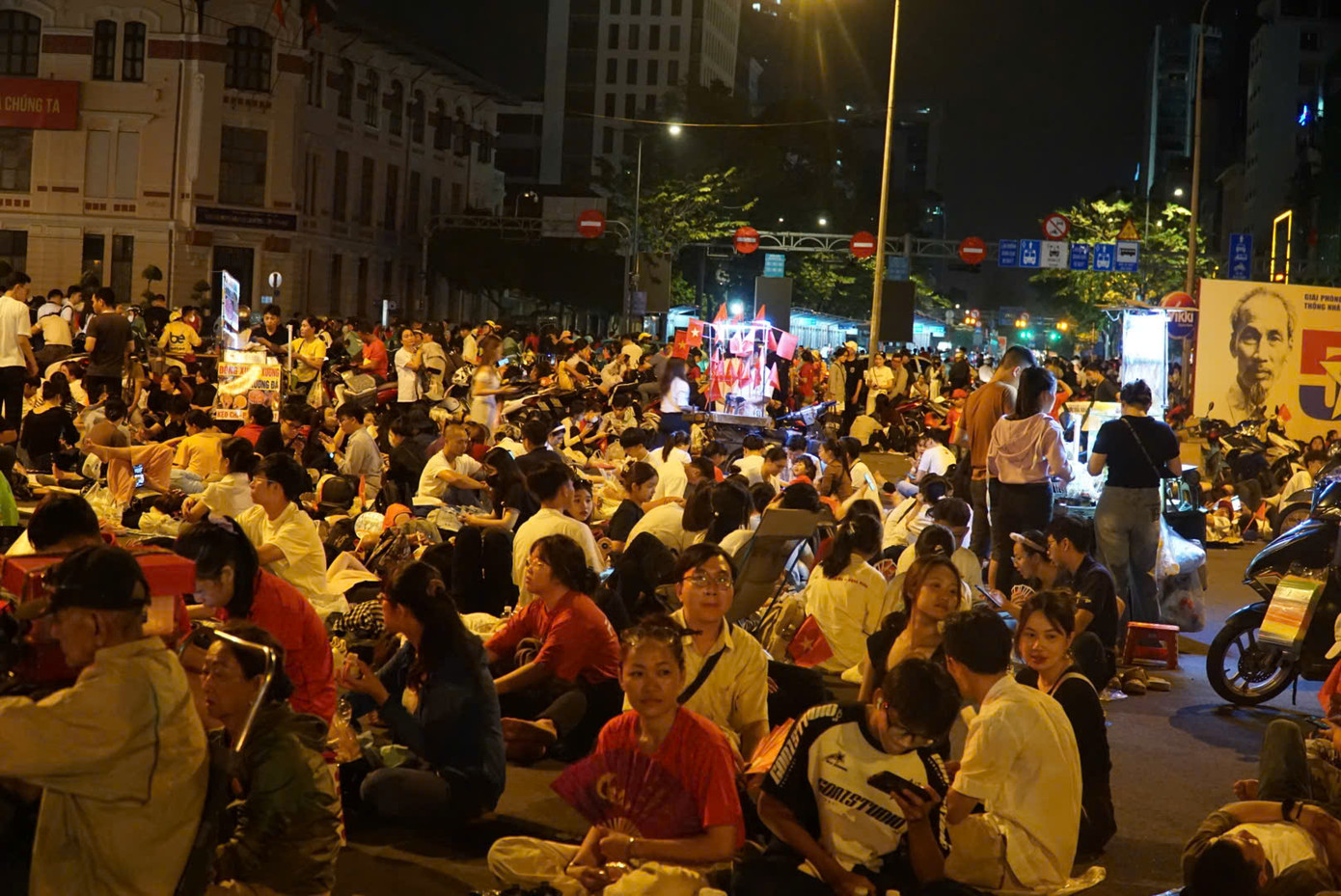 Những khu chợ tự phát phục vụ ăn uống cho người dân. Khung cảnh nhộn nhịp trục đường Tôn Đức Thắng - Lê Duẩn tạo nên cảnh tượng sầm uất xuyên đêm chưa từng có ngay trên trục đường giao thông huyết mạch của trung tâm TPHCM.