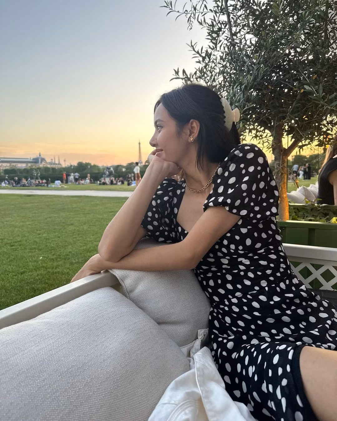 Ngoài đời giản dị của Lisa so với khi lên sân khấu. Ngoài đời giản dị của Lisa so với khi lên sân khấu.