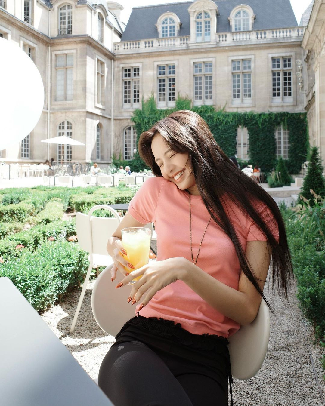 Ngoài đời giản dị của Lisa so với khi lên sân khấu.