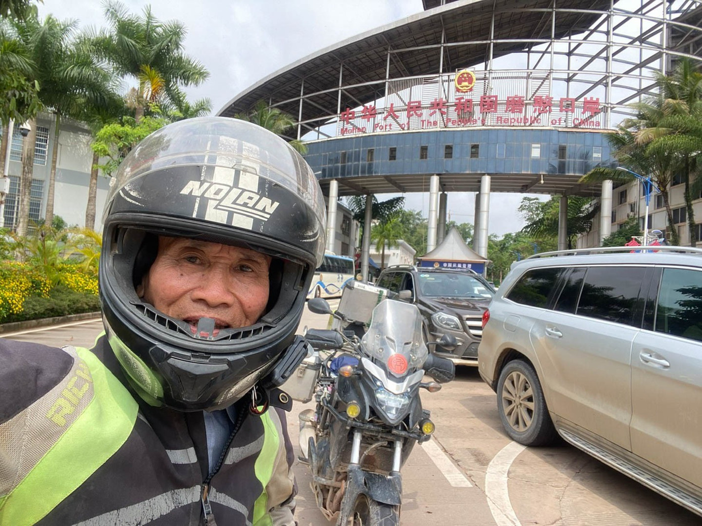 Ông Hùng chuẩn bị nhập cảnh từ Lào sang Trung Quốc.