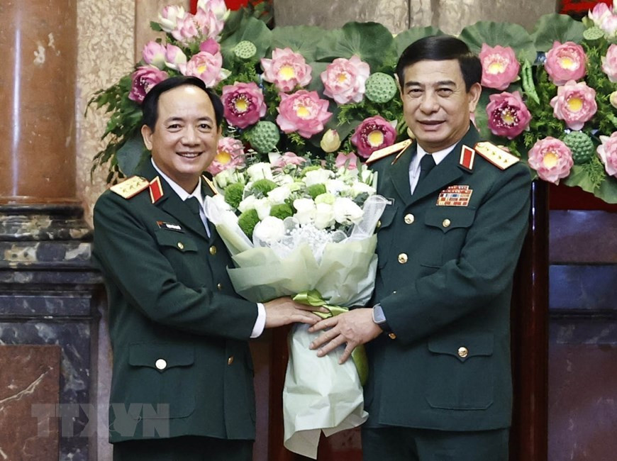 Đại tướng Phan Văn Giang, Bộ trưởng Bộ Quốc phòng chúc mừng đồng chí Trịnh Văn Quyết. (Ảnh: Thống Nhất/TTXVN).