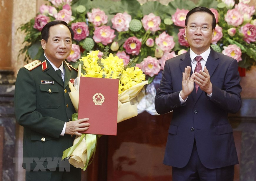 Chủ tịch nước Võ Văn Thưởng trao quyết định cho đồng chí Trịnh Văn Quyết. (Ảnh: Thống Nhất/TTXVN).