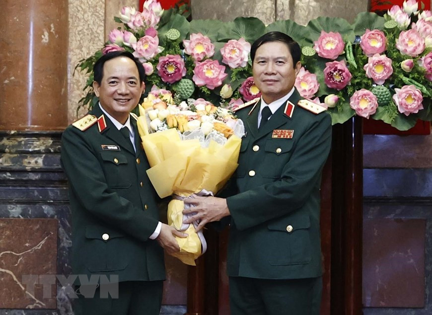 Thượng tướng Nguyễn Tân Cương, Tổng tham mưu trưởng QĐND Việt Nam chúc mừng đồng chí Trịnh Văn Quyết. (Ảnh: Thống Nhất/TTXVN).