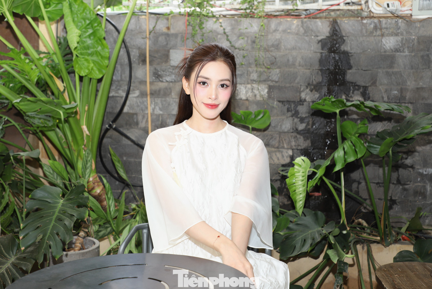 Sau một năm thành công với vai diễn chính đầu tay, Tiểu Vy nói cô chưa biết tự thưởng gì cho bản thân, chủ yếu tiết kiệm tiền chuẩn bị cho các dự án, nhất là hoạt động thiện nguyện.