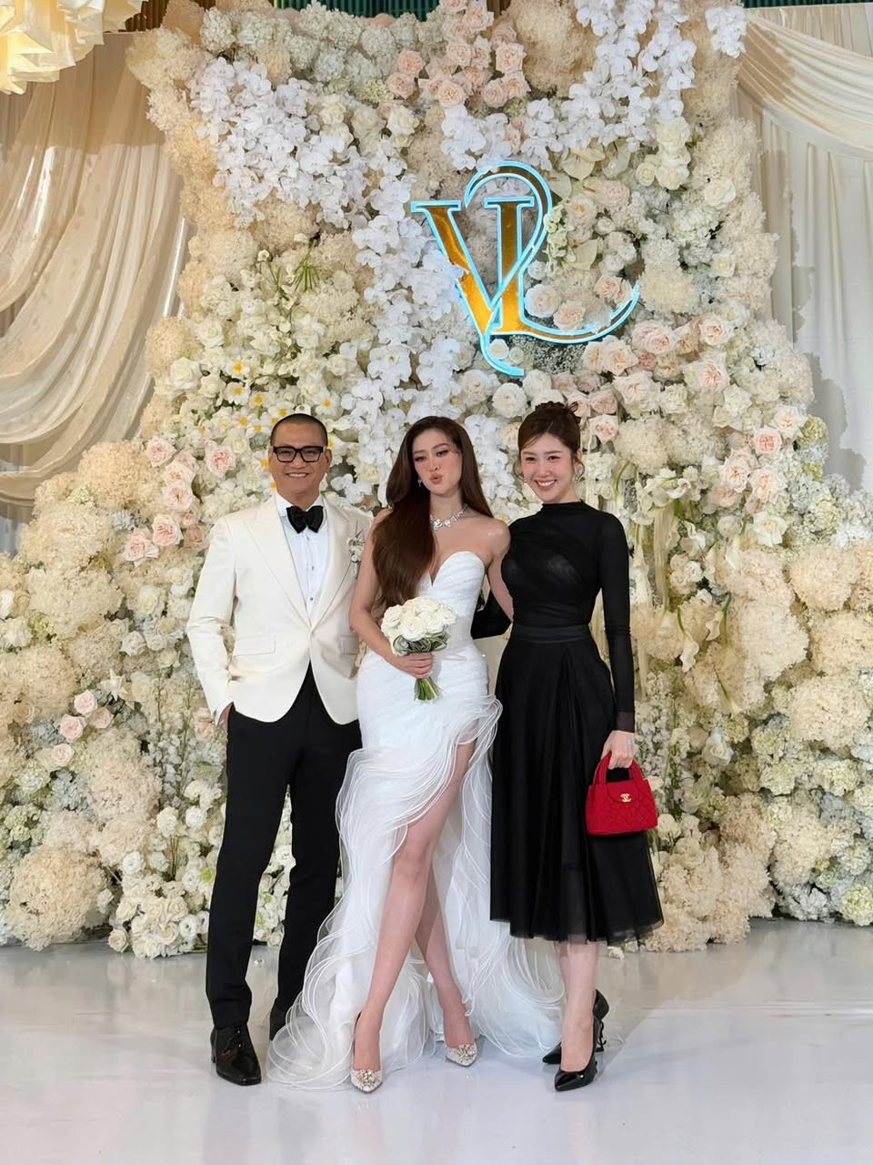 Diễn viên Thúy Ngân chọn trang phục kín đáo, thanh lịch đến tiệc cưới giữa dàn người mẫu, hoa hậu chuộng váy cắt xẻ.