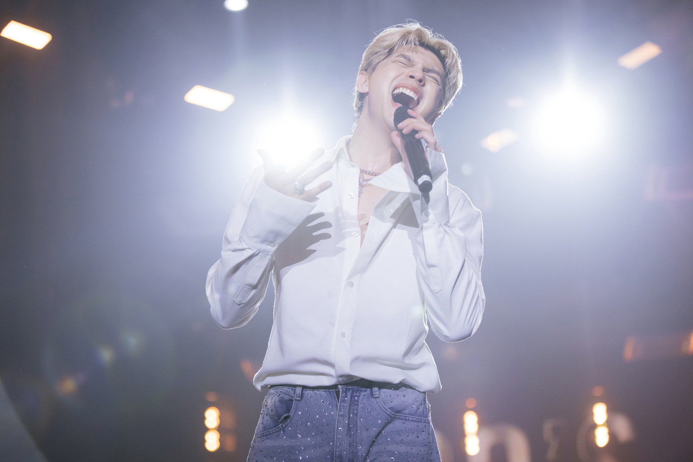 Ở phần đầu, Noo Phước Thịnh thể hiện vocal khi hát live loạt ca khúc hit như Chạm khẽ tim anh một chút thôi, Những kẻ mộng mơ, Xin lỗi em, Em đã thương người ta hơn anh. Với những ca khúc quen thuộc, khán giả liên tục hòa giọng cùng nam ca sĩ.