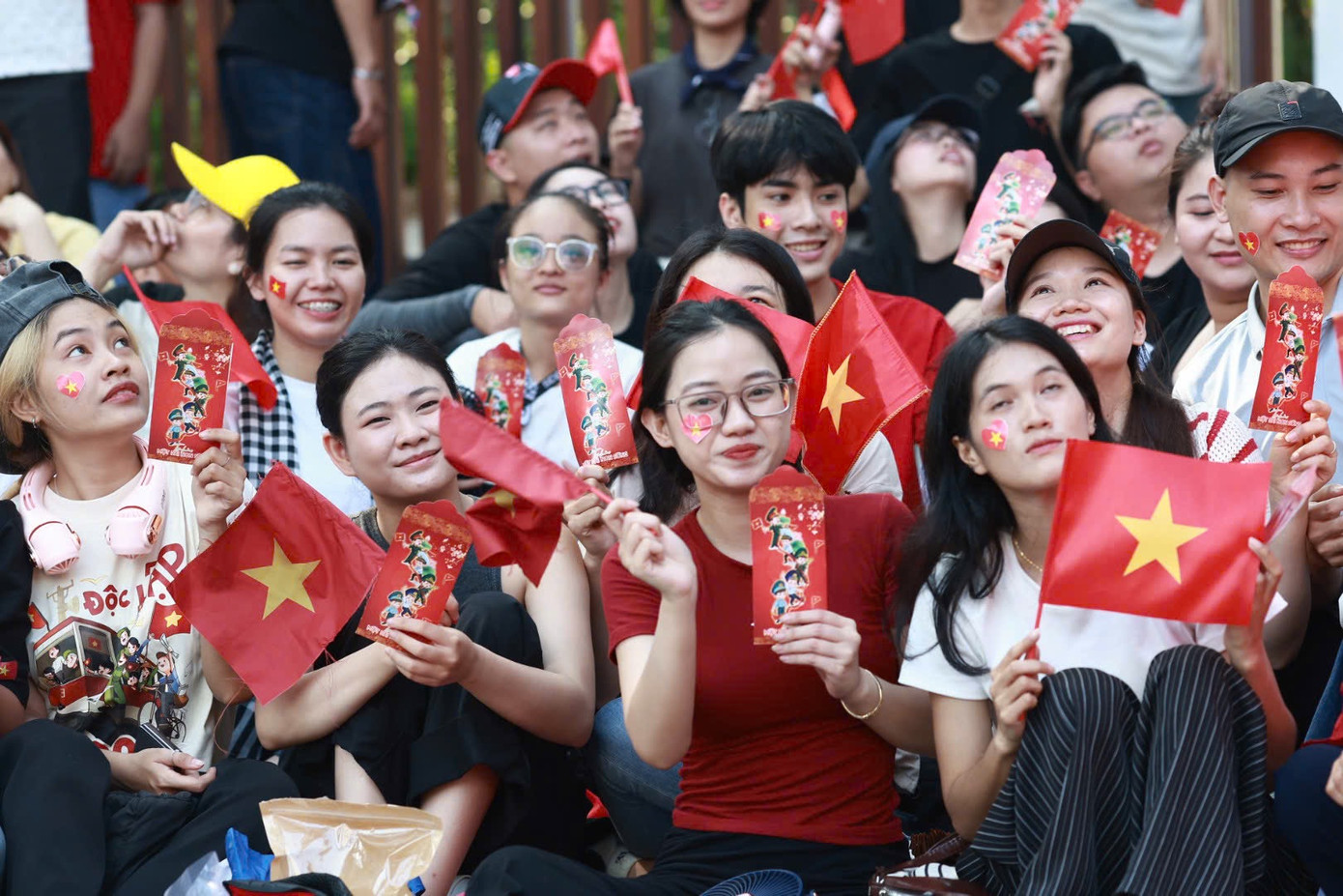 Khoảnh khắc xếp hàng, ngủ ngoài trời suốt 12 tiếng đổi lại được khoảnh khắc mãn nhãn khi theo dõi các khối diễu binh, diễu hành đẹp mắt và hoành tráng.