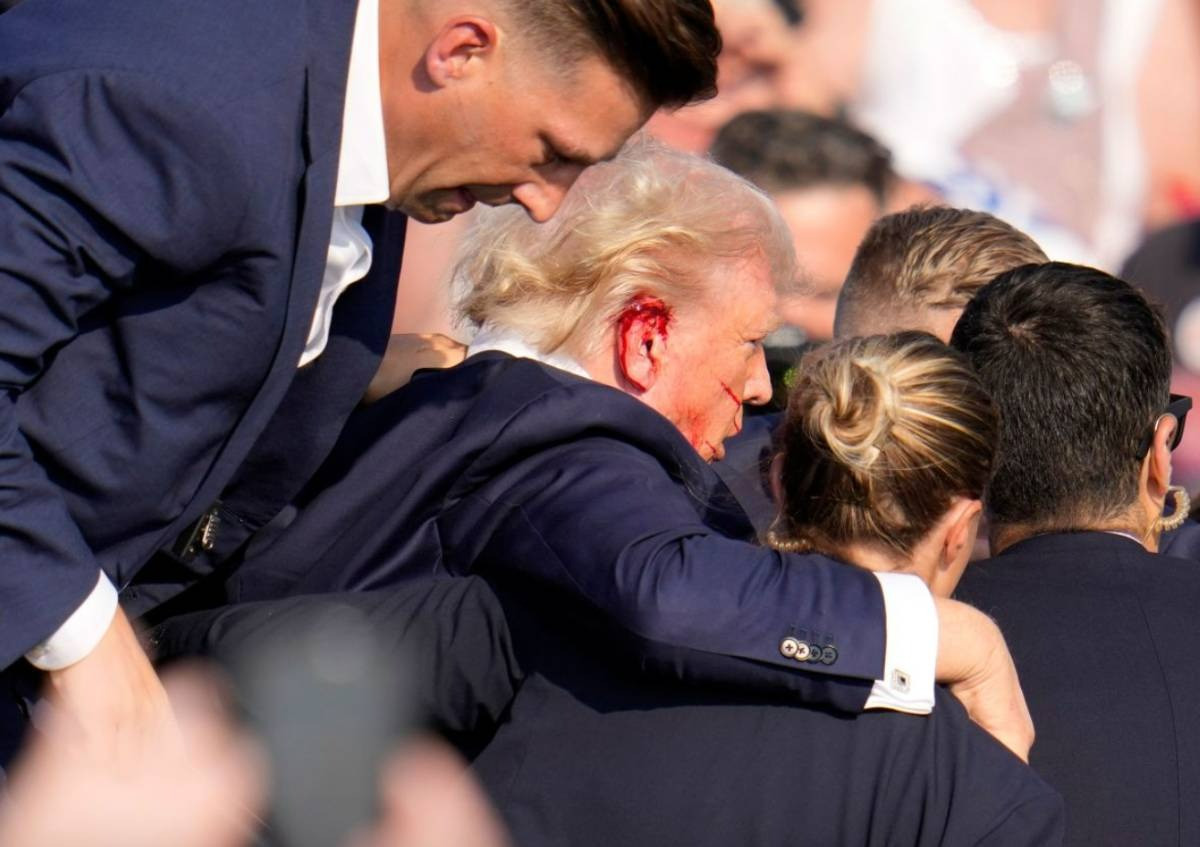 Khoảnh khắc ông Trump bị bắn khi đang vận động tranh cử. Khoảnh khắc ông Trump bị bắn khi đang vận động tranh cử.
