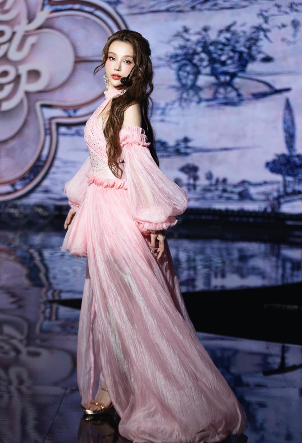 Chị đẹp Huyền Baby đăng ảnh biểu diễn trong chương trình Tết Đẹp. Cô mặc trang phục hồng khoe dáng thon.