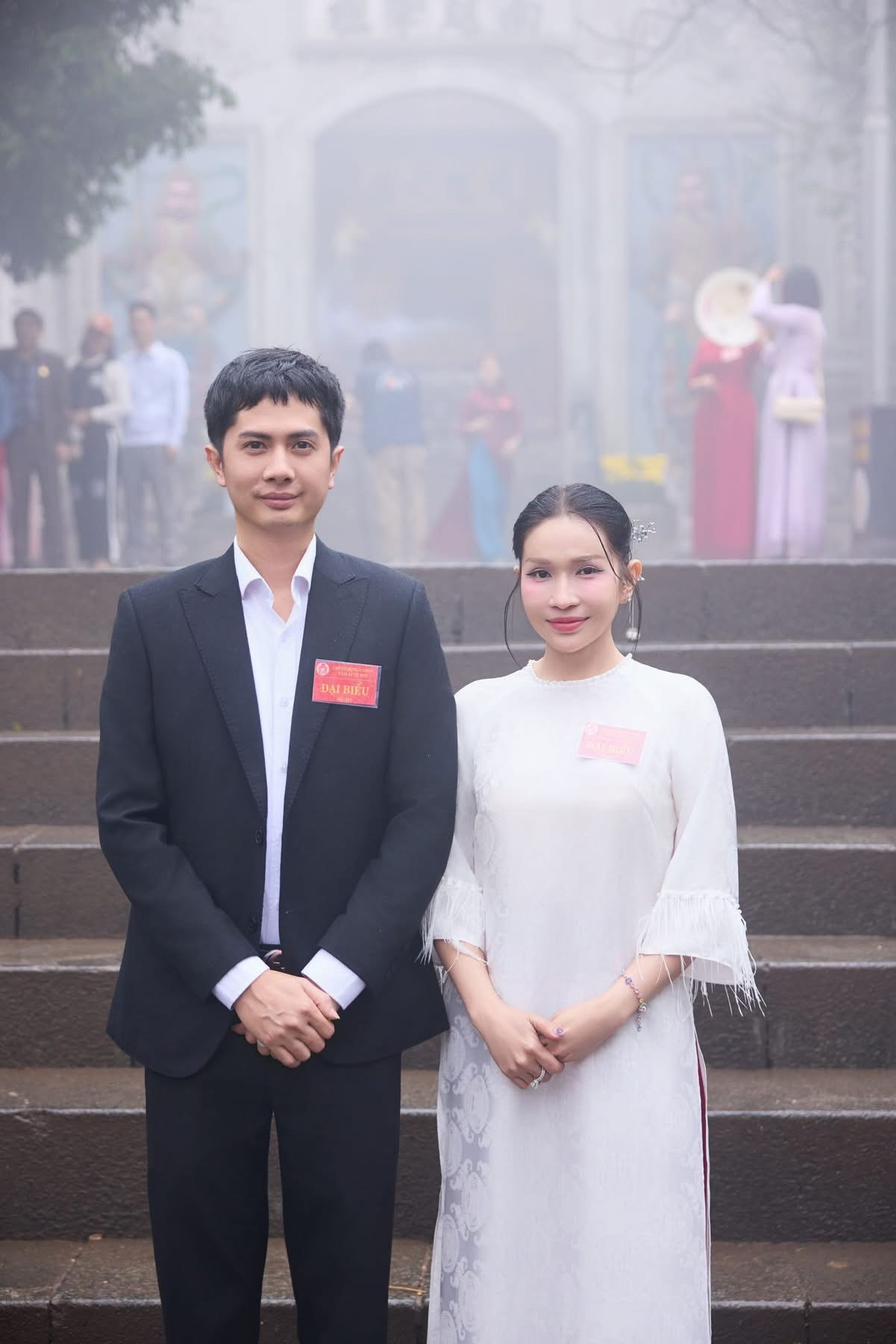 Vợ chồng Thu Trang - Tiến Luật (ảnh trái) cùng diễn viên Huỳnh Phương và Khả Như chụp ảnh lưu niệm khi lần đầu đặt chân đến Khu di tích lịch sử Đền Hùng (Phú Thọ).